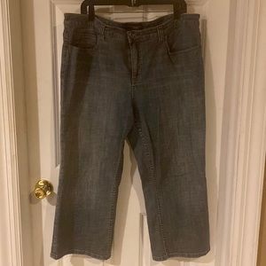 Women’s medium-wash denim capri pants by Venezia in size 18